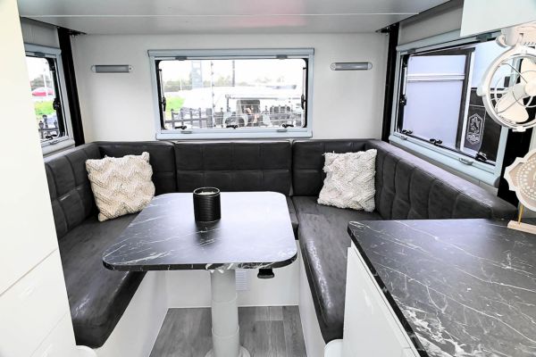 2025 Royal Flair Razor Xt 17'6-1 Caravan image