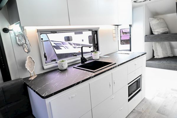 2025 Royal Flair Razor Xt 17'6-1 Caravan image