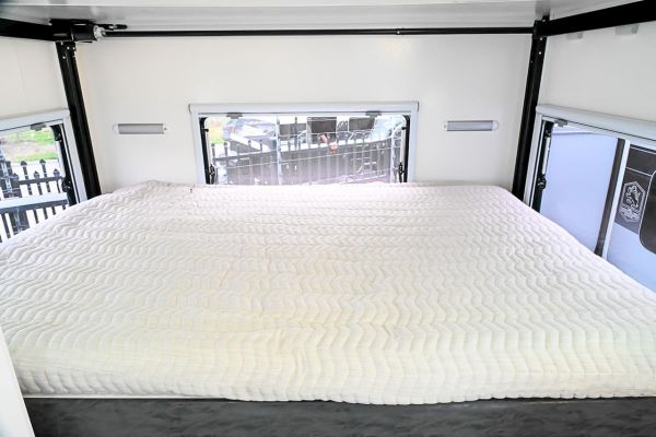 2025 Royal Flair Razor Xt 17'6-1 Caravan image