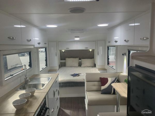 2025 Supreme 2000_R_K1E1_T Classic Tourer 20' image