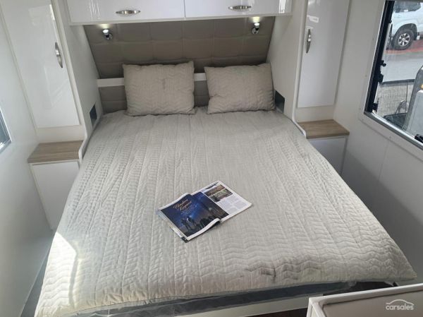 2025 Supreme 2000_R_K1E1_T Classic Tourer 20' image