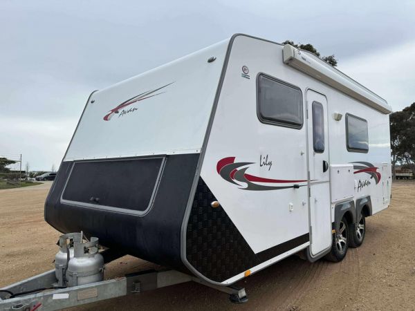 2013 Avan Lily Caravan image