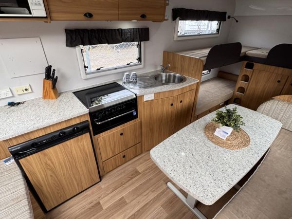 2013 Avan Lily Caravan image