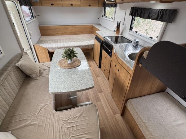 2013 Avan Lily Caravan image