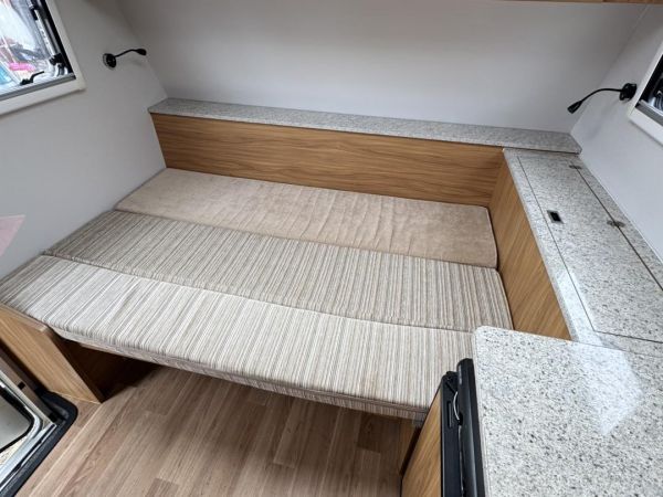 2013 Avan Lily Caravan image