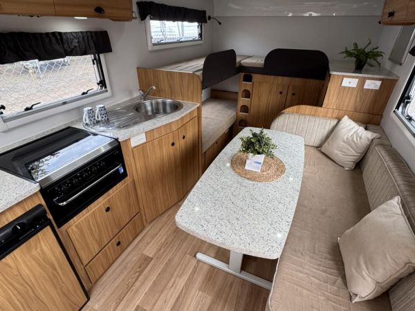 2013 Avan Lily Caravan image