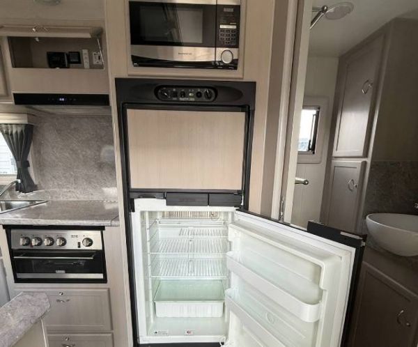 2014 The Caravan Company Pinnacle Caravan 19'6 FULL ENSUITE image