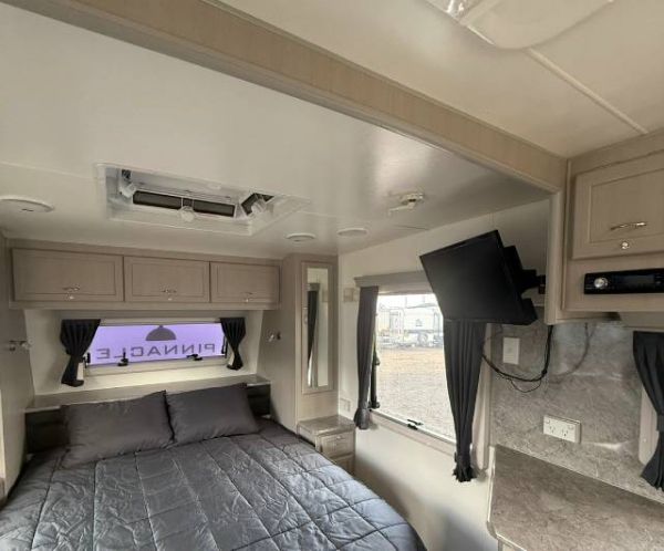 2014 The Caravan Company Pinnacle Caravan 19'6 FULL ENSUITE image
