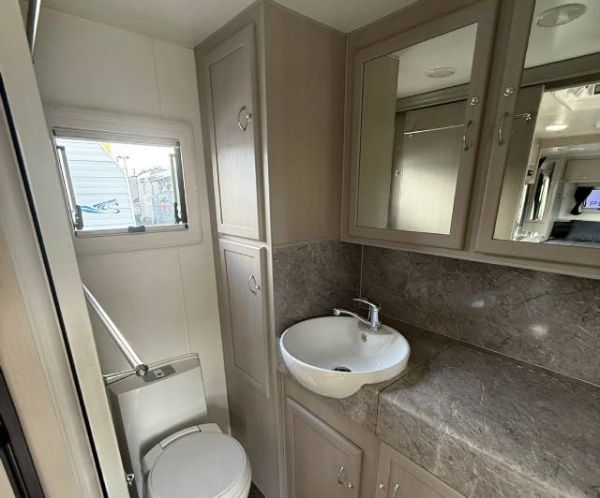 2014 The Caravan Company Pinnacle Caravan 19'6 FULL ENSUITE image