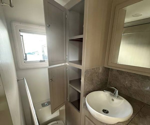 2014 The Caravan Company Pinnacle Caravan 19'6 FULL ENSUITE image