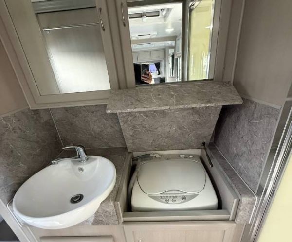 2014 The Caravan Company Pinnacle Caravan 19'6 FULL ENSUITE image