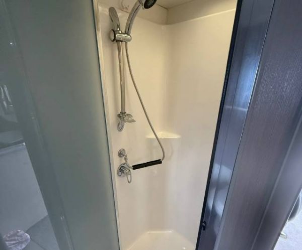 2014 The Caravan Company Pinnacle Caravan 19'6 FULL ENSUITE image