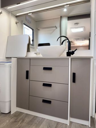 *** Under Offer *** 2023 Jayco Journey 21'6 Slide Out Caravan image