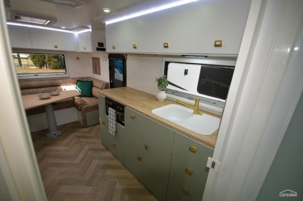 2025 Design RV Forerunner V10 image