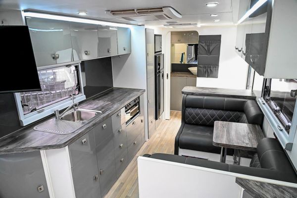 2021 Design RV Forerunner 5.2 Caravan image
