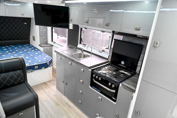 2021 Design RV Forerunner 5.2 Caravan image