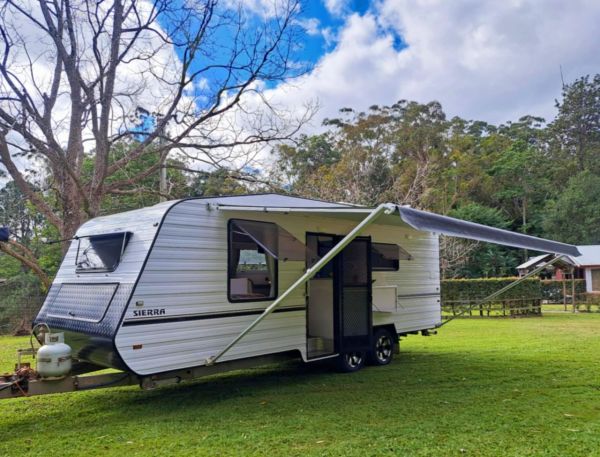 2014 Majestic Sierra Caravan image