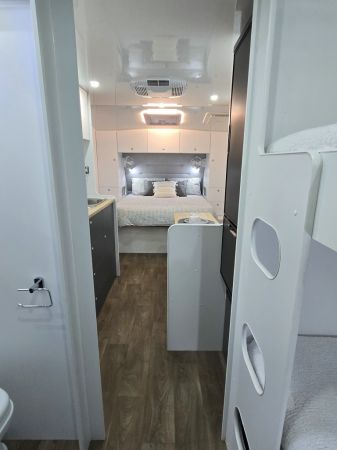 2025 Crusader Dreamhaven FAMILY 21 SERIES SUPERX image