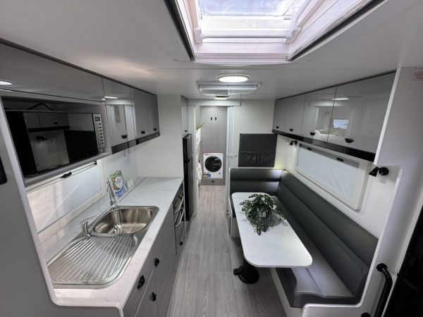 2025 Viscount V2 Family 2B Caravan image