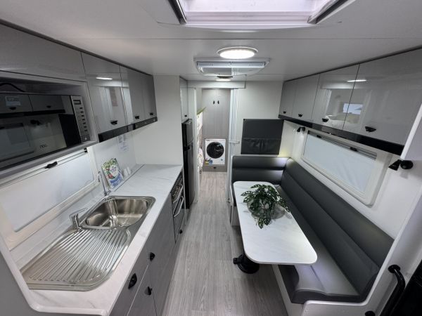 2025 Viscount V2 Family 2B Caravan image