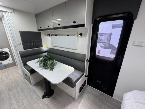 2025 Viscount V2 Family 2B Caravan image