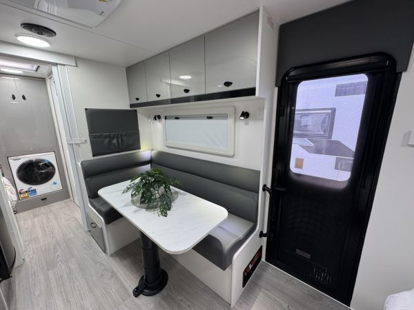 2025 Viscount V2 Family 2B Caravan image