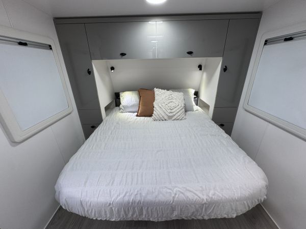 2025 Viscount V2 Family 2B Caravan image