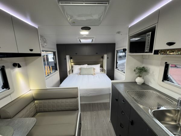 2025 Viscount V2 Caravan image