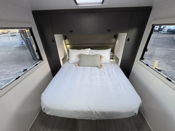 2025 Viscount V2 Caravan image