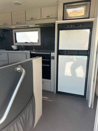 2015 Supreme Classic Caravan CLASSIC image