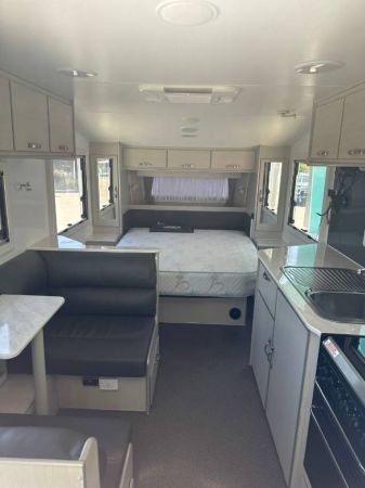 2015 Supreme Classic Caravan CLASSIC image