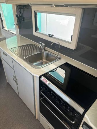 2015 Supreme Classic Caravan CLASSIC image