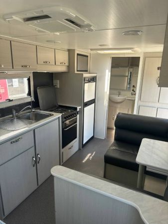 2015 Supreme Classic Caravan CLASSIC image