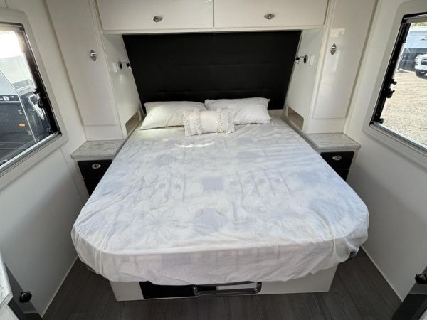 2018 Retreat FRASER Off Road Caravan image