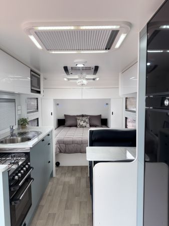 2022 TITANIUM Hardcore Caravan image