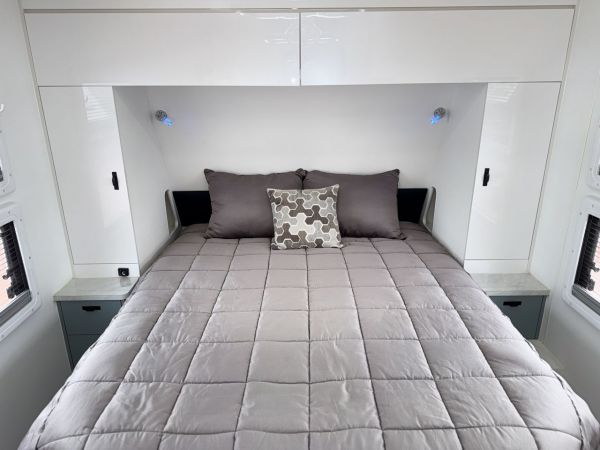 2022 TITANIUM Hardcore Caravan image