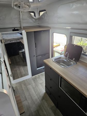 2023 Lifestyle Iconn E4 Hybrid Caravan image