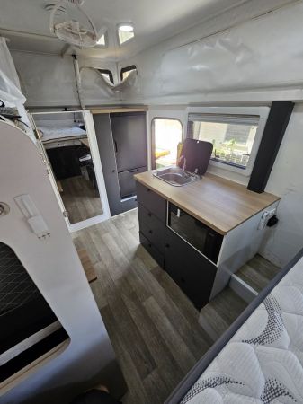 2023 Lifestyle Iconn E4 Hybrid Caravan image