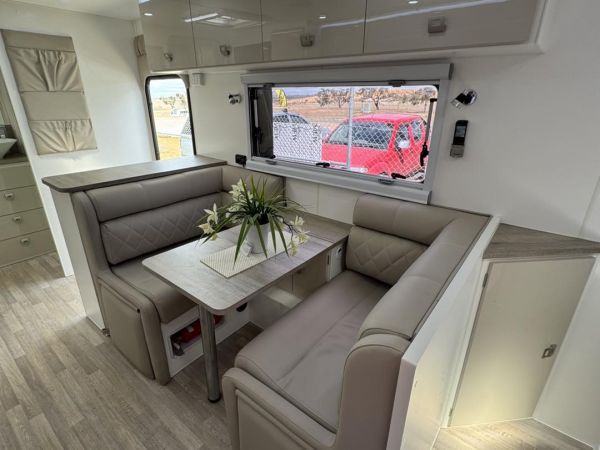 2022 Design RV Forerunner Caravan image