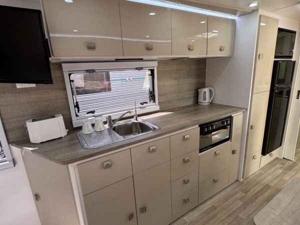 2022 Design RV Forerunner Caravan image