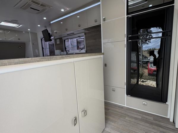 2022 Design RV Forerunner Caravan image