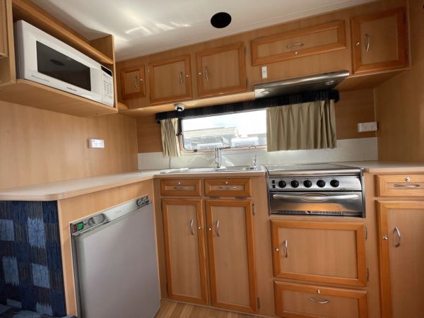 2006 Windsor RV Genesis Caravan image