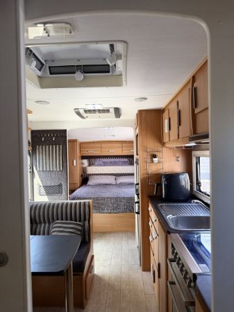 2014 Windsor GENESIS Caravan image