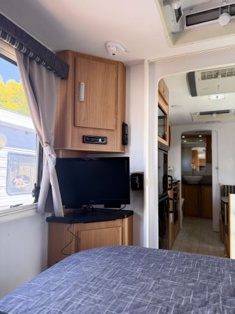 2014 Windsor GENESIS Caravan image