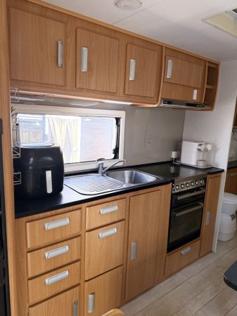 2014 Windsor GENESIS Caravan image