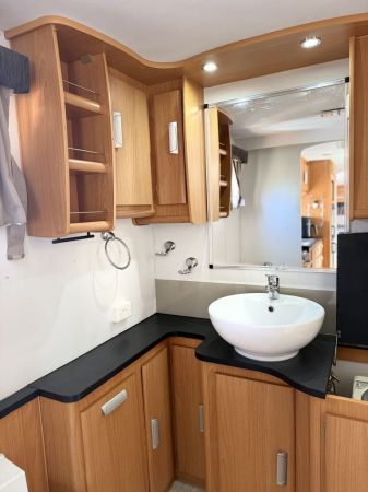 2014 Windsor GENESIS Caravan image