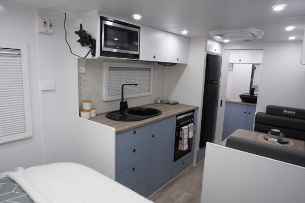 Eminence 18'6 Centre Door CU image