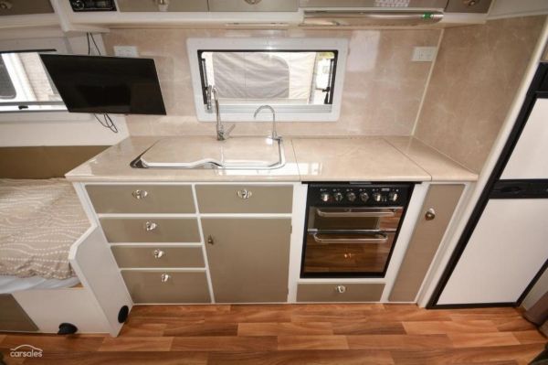 2016 OPAL Southern Explorer Series 186 Carava image