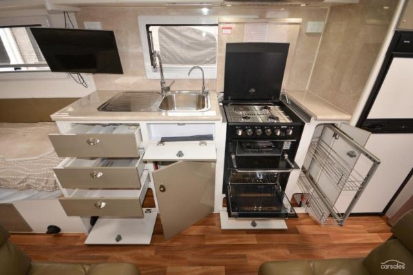 2016 OPAL Southern Explorer Series 186 Carava image