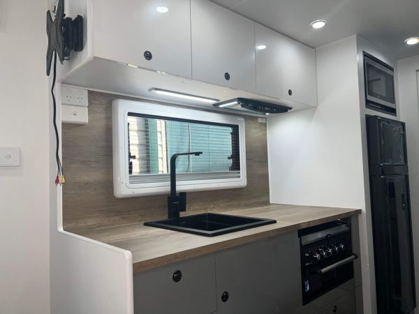 Eminence 17'6 Rear Door CU image